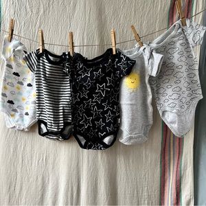 🌟5🌟 Snugabye Print Bodysuits. 3-6m.